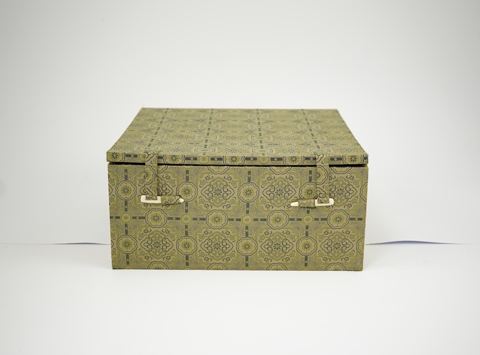 A Chinese blue and white cover for a box, early Kangxi period